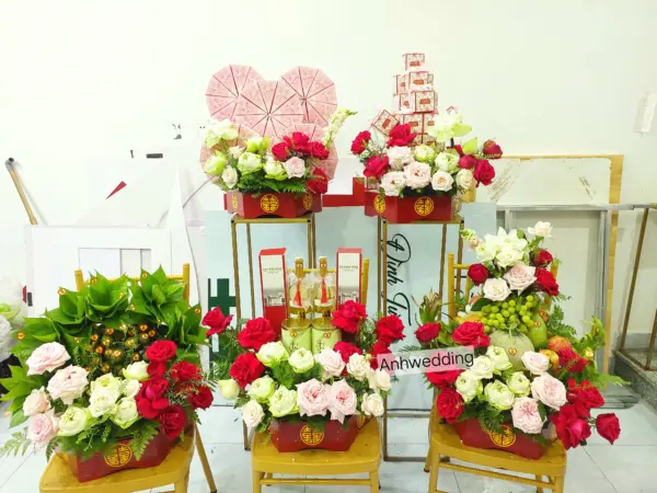 5 Mâm quả hiện đại tone đỏ mix sen trắng