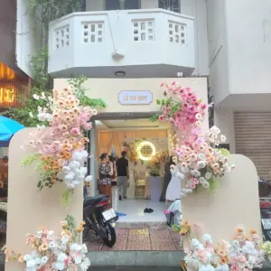 GIA TIÊN TONE VÀNG BE HIỆN ĐẠI
